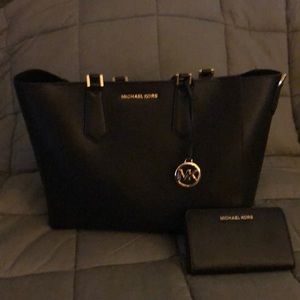 Brand new Michael Kohr’s tote. 3 bags in 1!!!